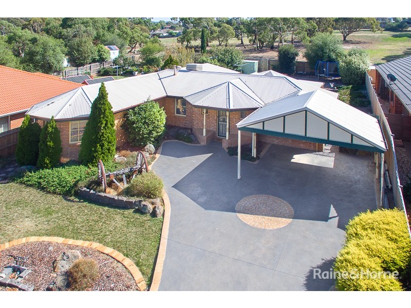 55 BALMORAL CIRCUIT, Sunbury VIC 3429