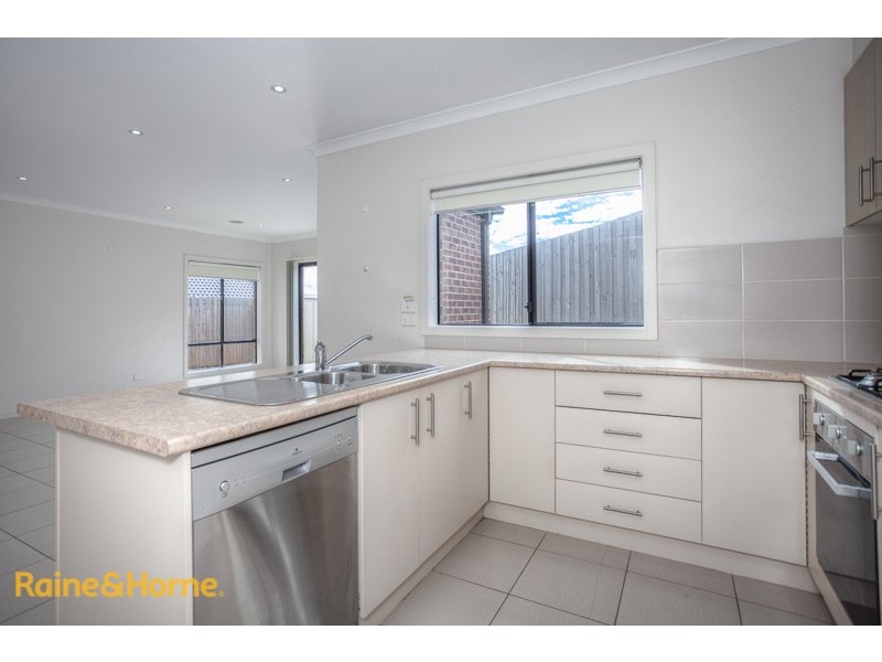 8/8 Pads Way, Sunbury VIC 3429