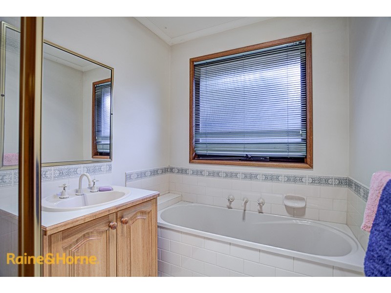 102 Yellowgum Boulevard, Sunbury VIC 3429