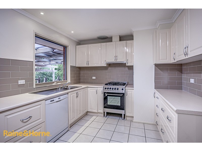 5 Lawrence Avenue, Sunbury VIC 3429