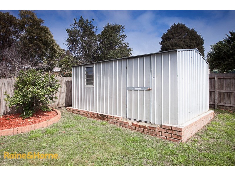 5 Lawrence Avenue, Sunbury VIC 3429