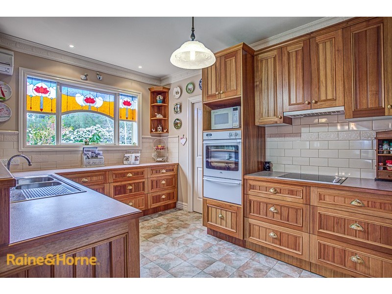 6 Kurung Court West, Gisborne VIC 3437