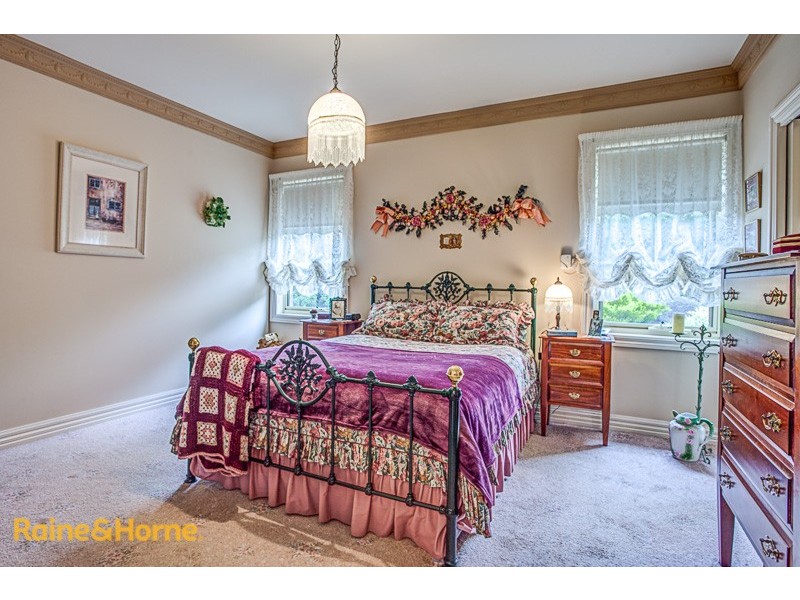 6 Kurung Court West, Gisborne VIC 3437