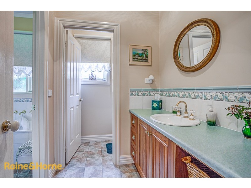 6 Kurung Court West, Gisborne VIC 3437