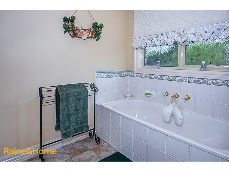 6 Kurung Court West, Gisborne VIC 3437