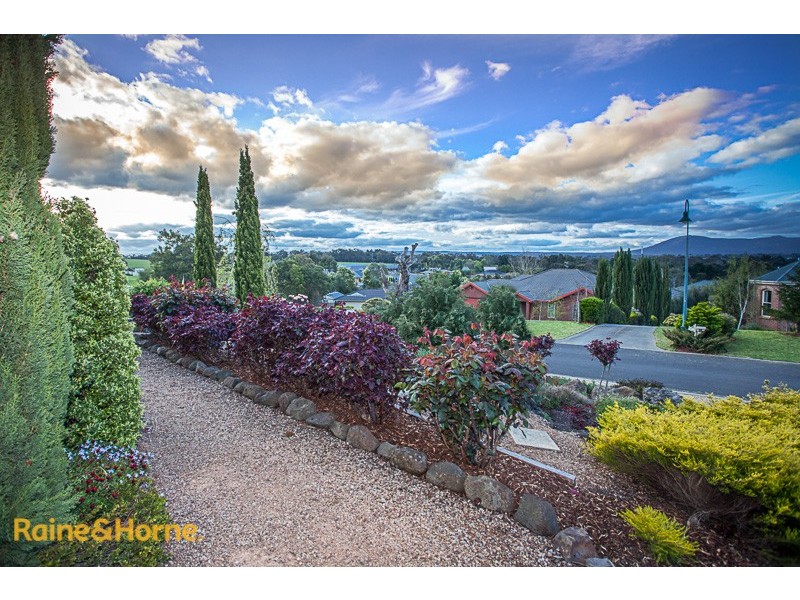 6 Kurung Court West, Gisborne VIC 3437