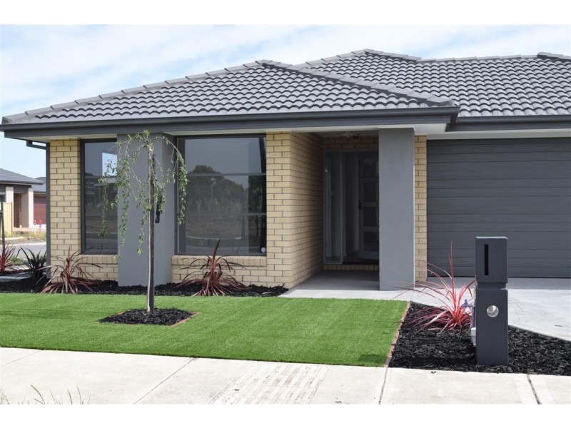 8 Rockfern Crescent, Diggers Rest VIC 3427