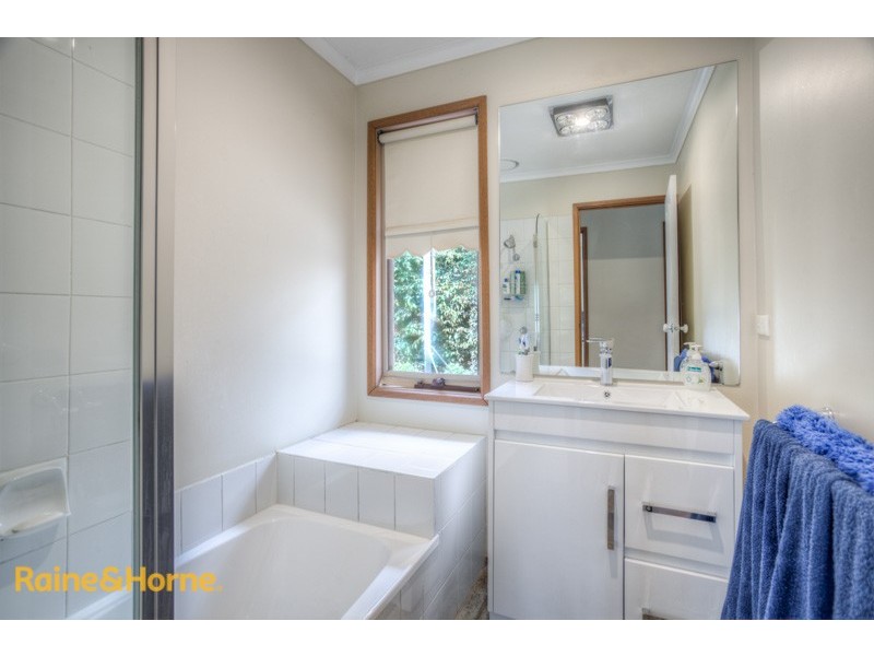 11 Fullbrook Dve, Sunbury VIC 3429