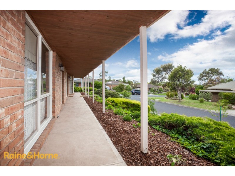 11 Fullbrook Dve, Sunbury VIC 3429