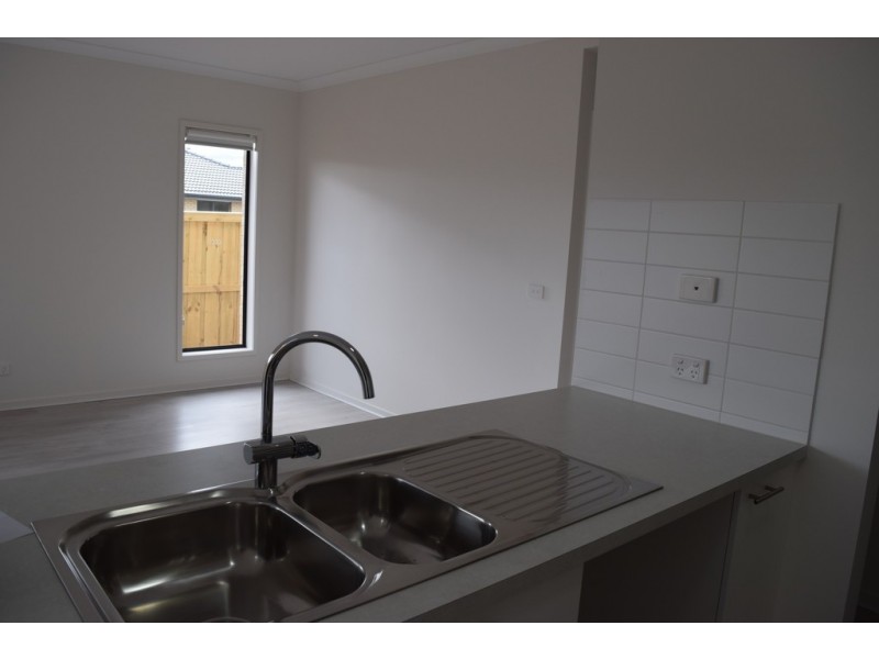 10 Rockfern Cres, Diggers Rest VIC 3427