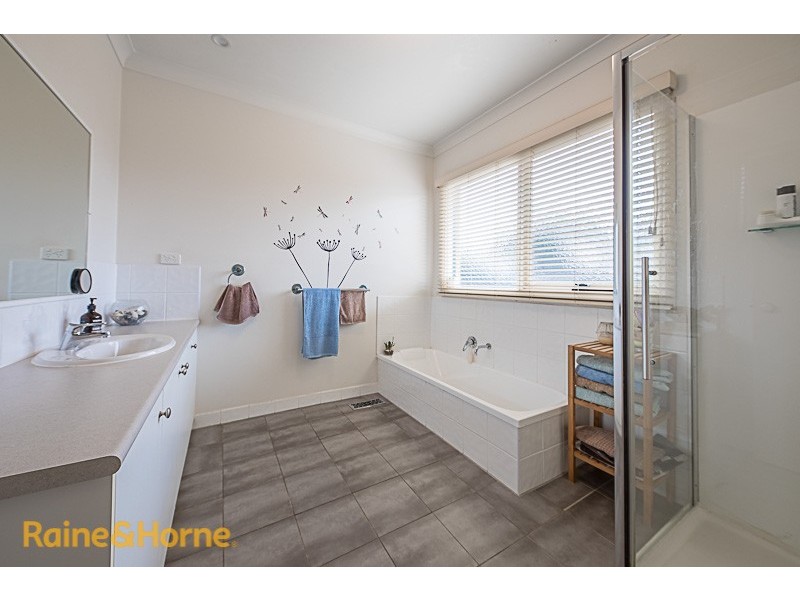 34 Yellow Gum Blvd, Sunbury VIC 3429