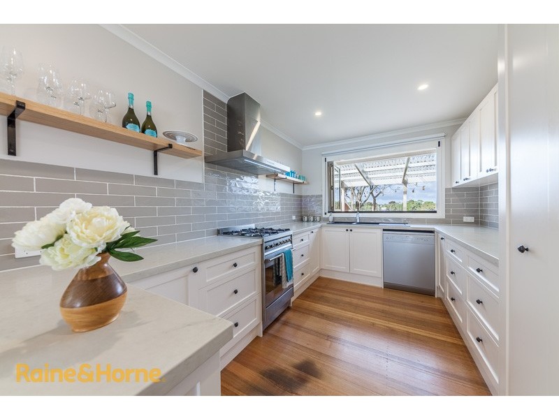 17 Gilchrist Crescent, Sunbury VIC 3429