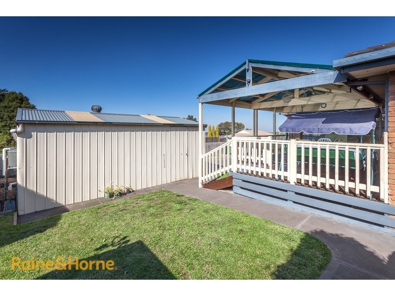 8 Hill Grove, Sunbury VIC 3429