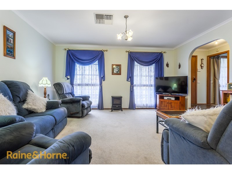 8 Hill Grove, Sunbury VIC 3429