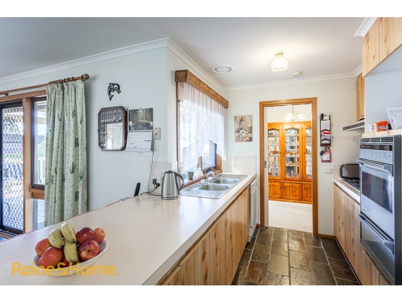 8 Hill Grove, Sunbury VIC 3429