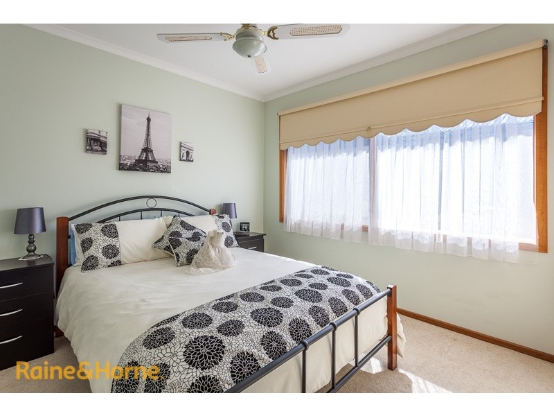 8 Hill Grove, Sunbury VIC 3429