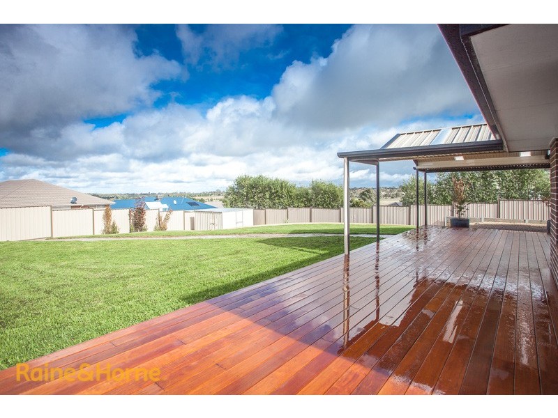 12 Knightsbridge Street, Sunbury VIC 3429