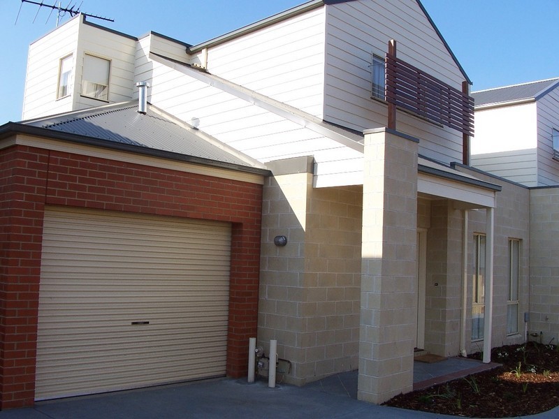 2/63 Anderson Road, Sunbury VIC 3429