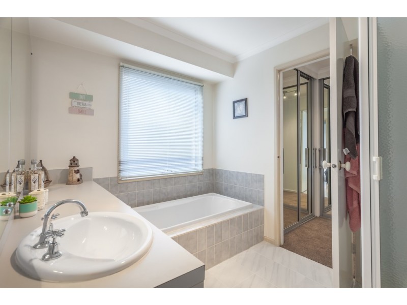 26 Dunrossil Drive, Sunbury VIC 3429