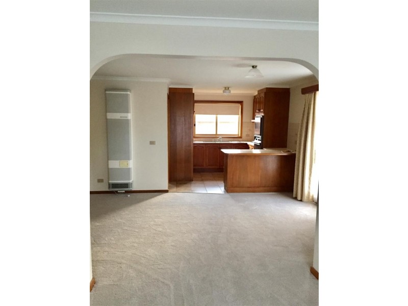 2/61 Station Street, Sunbury VIC 3429