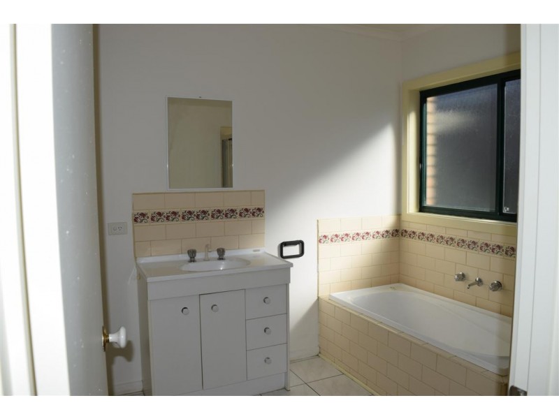 2/47 Dyson Drive, Sunbury VIC 3429