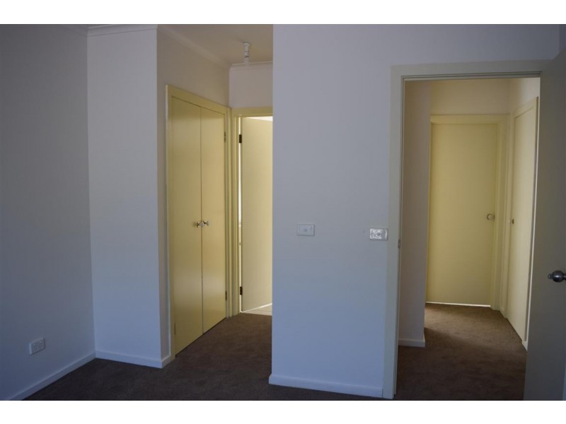 2/47 Dyson Drive, Sunbury VIC 3429