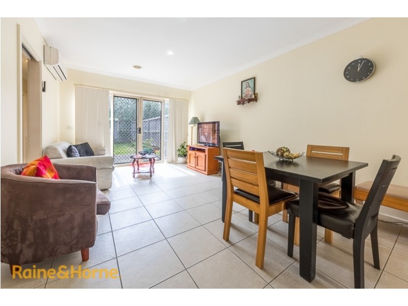 2/80 Charter Road West, Sunbury VIC 3429