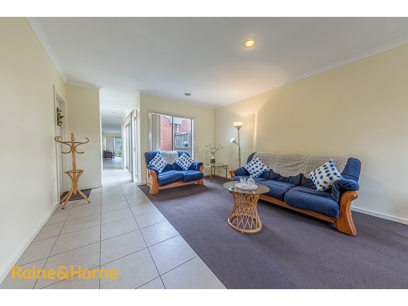 2/80 Charter Road West, Sunbury VIC 3429