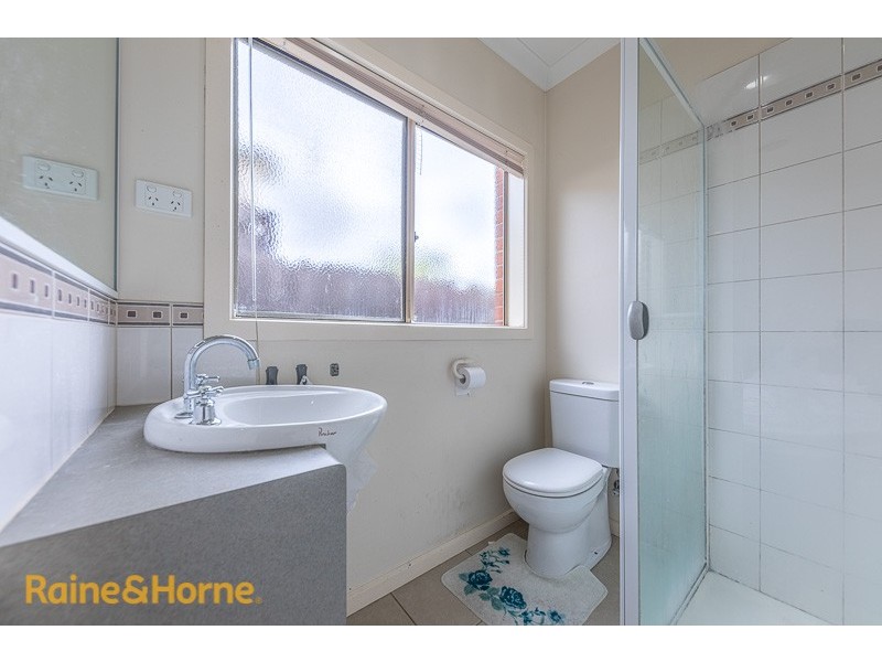2/80 Charter Road West, Sunbury VIC 3429