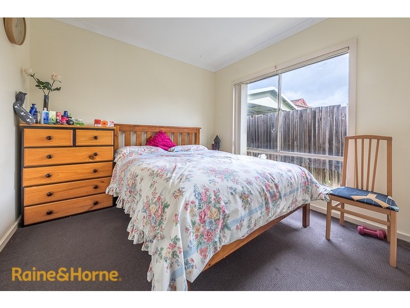 2/80 Charter Road West, Sunbury VIC 3429