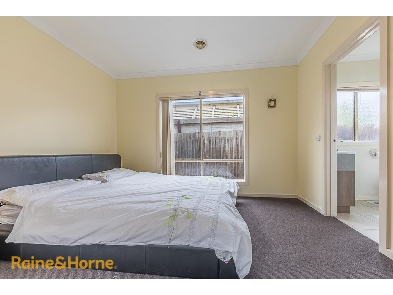 2/80 Charter Road West, Sunbury VIC 3429