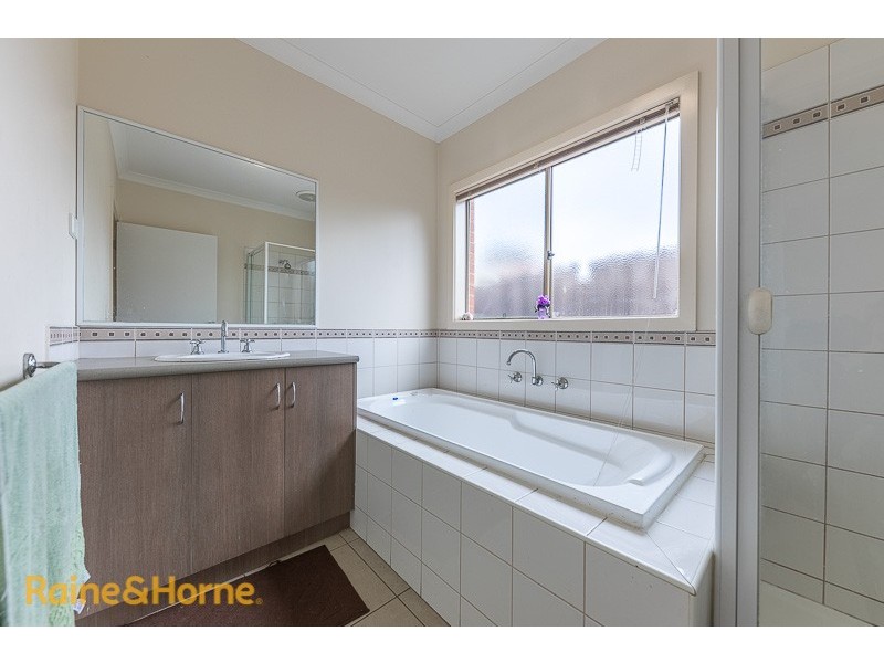 2/80 Charter Road West, Sunbury VIC 3429