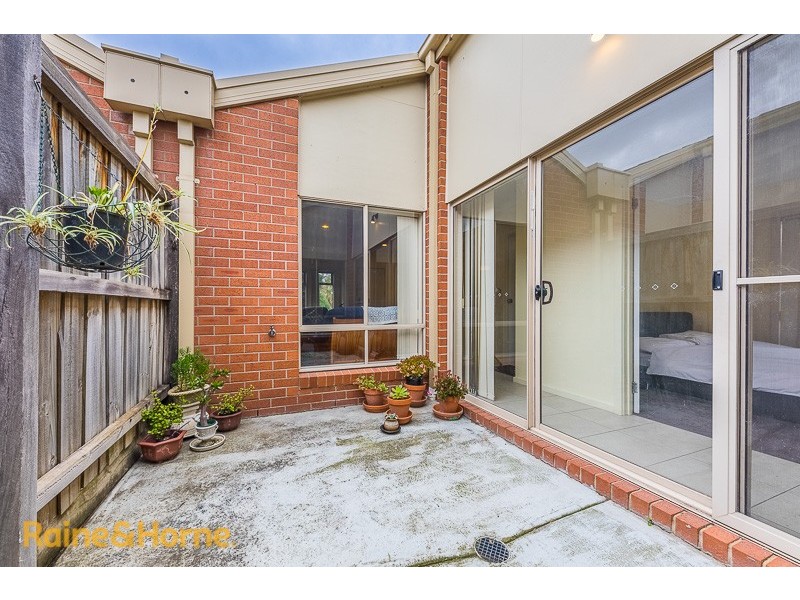 2/80 Charter Road West, Sunbury VIC 3429
