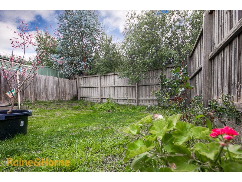 2/80 Charter Road West, Sunbury VIC 3429