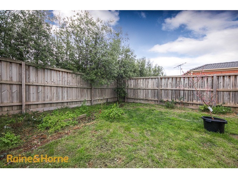 2/80 Charter Road West, Sunbury VIC 3429