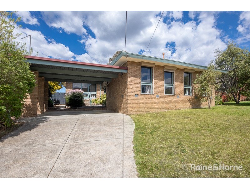 8 Hood Crescent, Sunbury VIC 3429