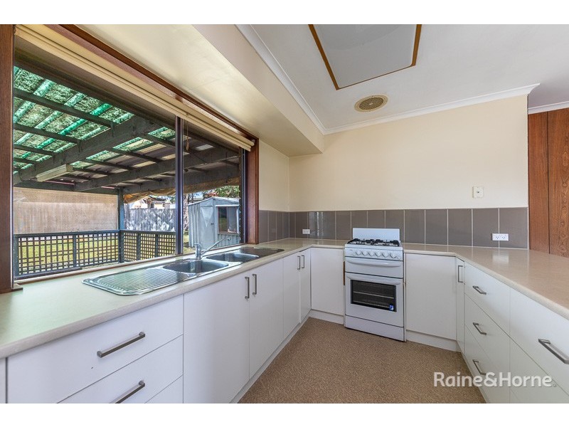 8 Hood Crescent, Sunbury VIC 3429