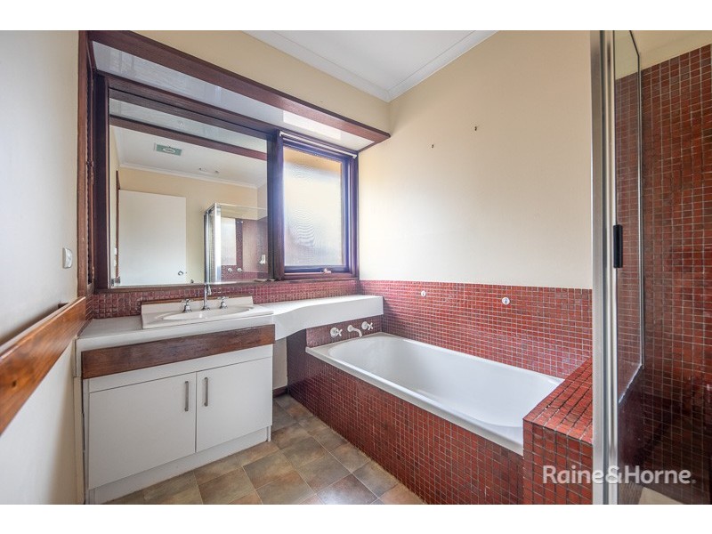 8 Hood Crescent, Sunbury VIC 3429