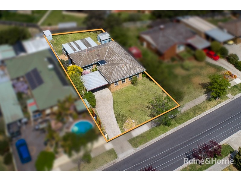 8 Hood Crescent, Sunbury VIC 3429