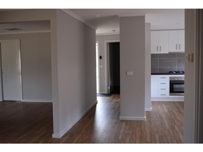 27 Deakin Street, Sunbury VIC 3429