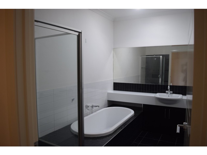 2/13-15 Logan Court, Sunbury VIC 3429