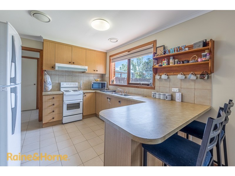 50 Dunrossil Drive, Sunbury VIC 3429
