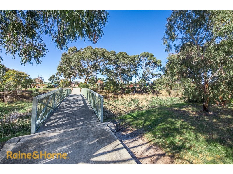 33 Kerrisdale Place, Sunbury VIC 3429