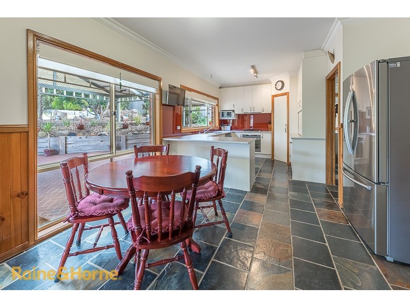 6 Fairbairn Grove, Sunbury VIC 3429