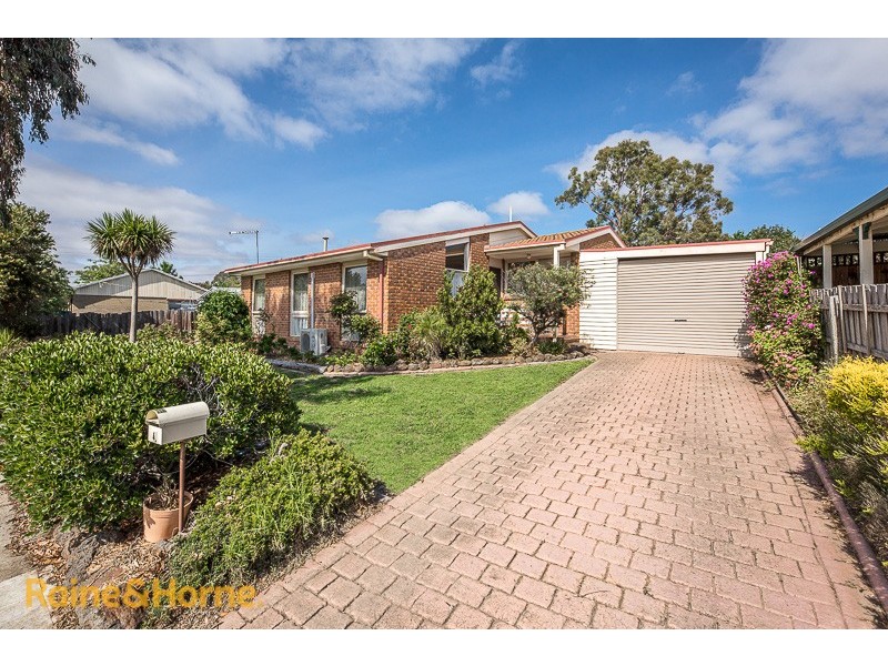 4 May Grove, Sunbury VIC 3429