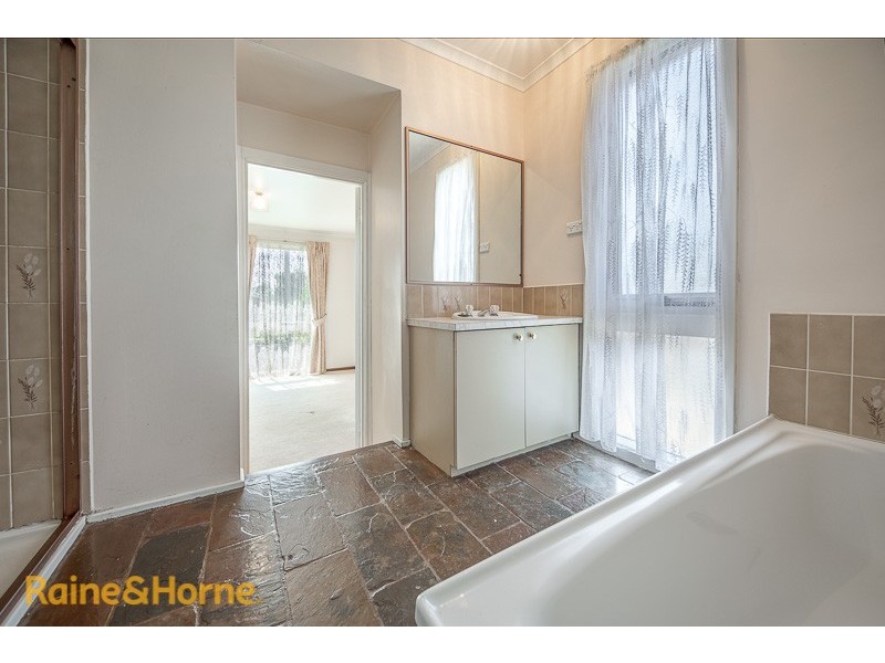4 May Grove, Sunbury VIC 3429