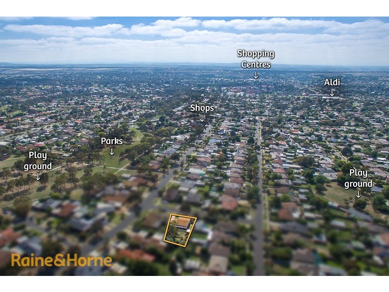 4 May Grove, Sunbury VIC 3429