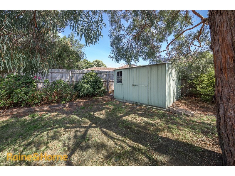 4 May Grove, Sunbury VIC 3429