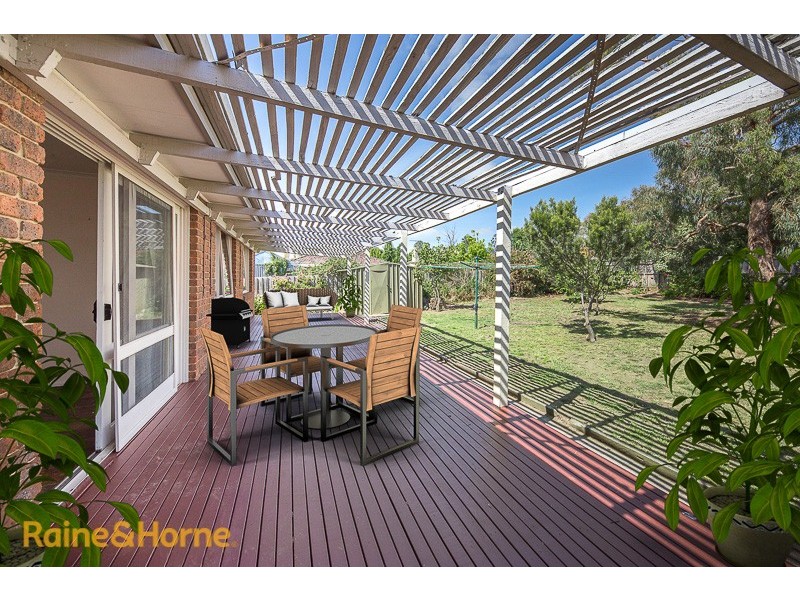 4 May Grove, Sunbury VIC 3429