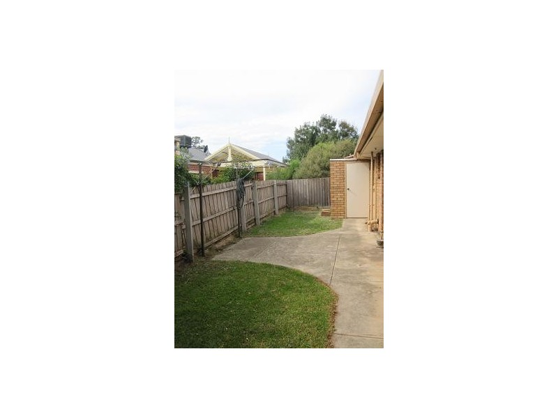 2/33 Ligar Street, Sunbury VIC 3429